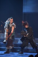 「錆色のアーマ」ゲネプロより。左から章平演じる木偶、平田裕一郎演じる黒氷。