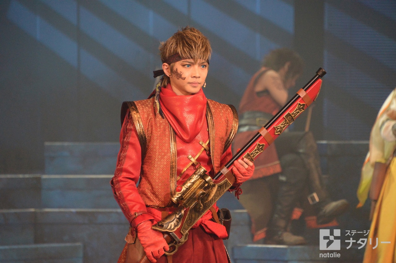 “逆2.5次元”舞台「錆色のアーマ」開幕、佐藤大樹「武器にも注目してほしい」