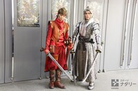 「錆色のアーマ」囲み取材より。左から佐藤大樹扮する孫一、増田俊樹扮する織田信長。