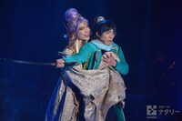 「錆色のアーマ」ゲネプロより。舞台奥から輝馬演じる顕如、栩原楽人演じる明智光秀。