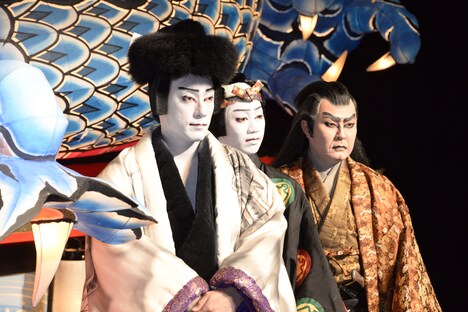 左から市川海老蔵、中村壱太郎、市川右團次。