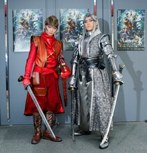 「錆色のアーマ」囲み取材より。左から佐藤大樹扮する孫一、増田俊樹扮する織田信長。