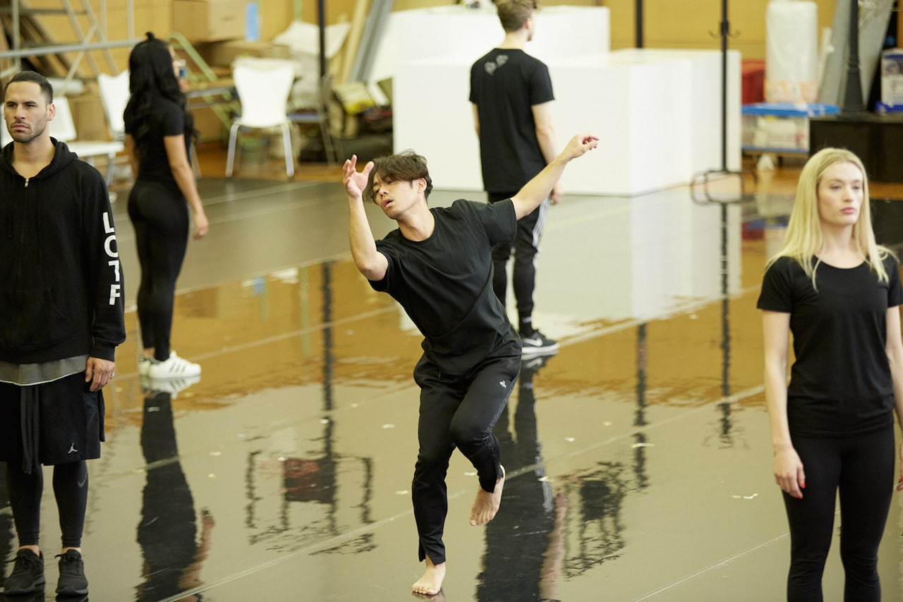 よりアクロバティックに「LOVE ON THE FLOOR」まもなく開幕、全米ツアーも決定