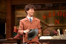 「君が人生の時」フォトコールより。橋本淳演じるトム。