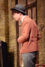 「君が人生の時」フォトコールより。橋本淳演じるトム。