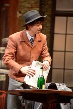 「君が人生の時」フォトコールより。橋本淳演じるトム。