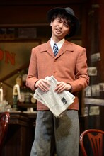 「君が人生の時」フォトコールより。橋本淳演じるトム。