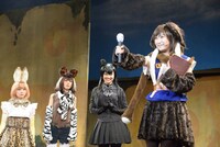 舞台「けものフレンズ」ゲネプロより。左から尾崎由香演じるサーバル、野本ほたる演じるオカピ、稲村梓演じるクロヒョウ、仁藤萌乃演じるマンモス。