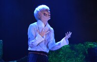 「オーバーリング・ギフト」公開ゲネプロより、猪塚健太演じるアスター。