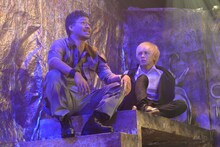 「オーバーリング・ギフト」公開ゲネプロより、左から加藤潤一演じるミロコ、猪塚健太演じるアスター。