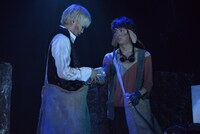 「オーバーリング・ギフト」公開ゲネプロより、左から猪塚健太演じるアスター、溝口琢矢演じるトトイ。