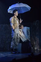 「オーバーリング・ギフト」公開ゲネプロより、左から加藤潤一演じるミロコ、中村百花演じる咲耶。