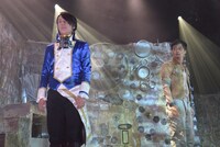 「オーバーリング・ギフト」公開ゲネプロより、左から風間由次郎演じるイラッシュ、加藤潤一演じるミロコ。