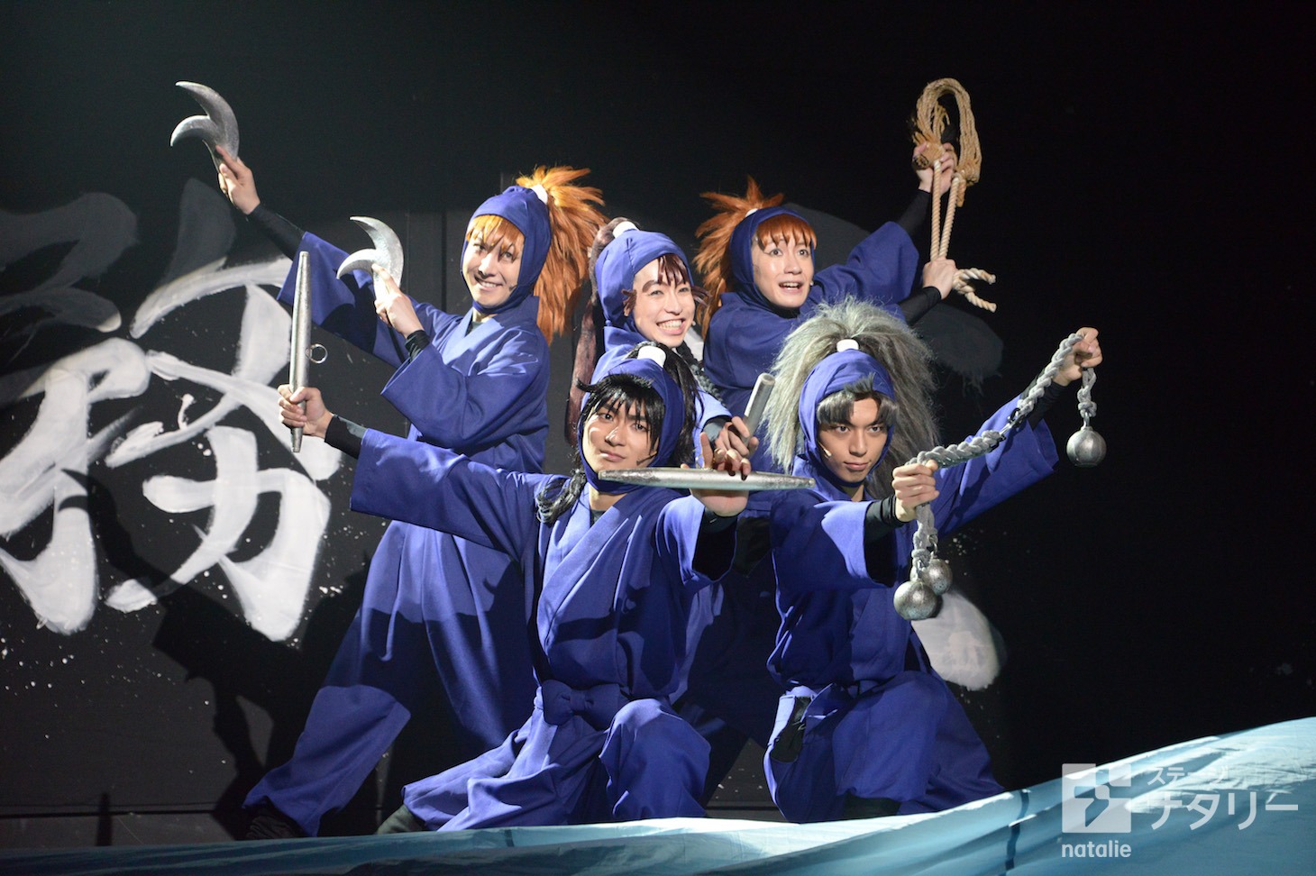 「ミュージカル『忍たま乱太郎』第8弾 再演 ～がんばれ五年生！技あり、術あり、初忍務!!～」ゲネプロより。上段左から久下恭平演じる鉢屋三郎、佐藤智広演じる尾浜勘右衛門、吉田翔吾演じる不破雷蔵。下段左から山木透演じる久々知兵助、栗原大河演じる竹谷八左ヱ門。