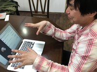 「Are you wearing the clothes?」Skypeを用いた共同執筆の様子。