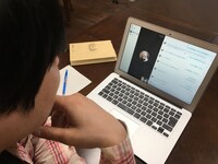 「Are you wearing the clothes?」Skypeを用いた共同執筆の様子。