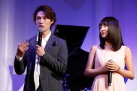 左から安西慎太郎、松永有紗。