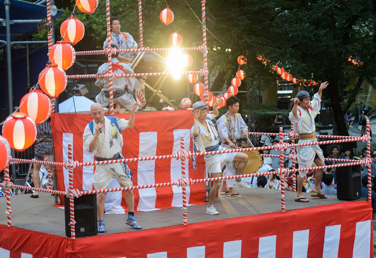 今年で10回目、近藤良平の「にゅ～盆踊り」が7月池袋西口公園で