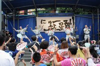 近藤良平・コンドルズ「にゅ～盆踊り」より。（撮影：涌井直志）