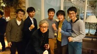 堤幸彦（中央下）と夜ふかしの会。