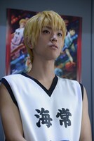 黄瀬涼太役の黒羽麻璃央。