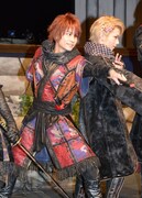 左から音也衛門役の小澤廉、翔ノ助役の植田圭輔。