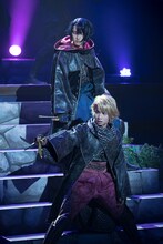 劇団シャイニング from うたの☆プリンスさまっ♪「天下無敵の忍び道」ゲネプロより、和田雅成演じる真影（上）、植田圭輔演じる翔ノ助（下）。