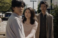 映画「散歩する侵略者」より。左から松田龍平、長澤まさみ、長谷川博己。