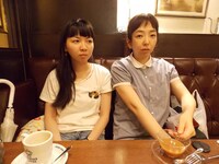 シガール姉妹。左から椎橋綾那、宮部純子。