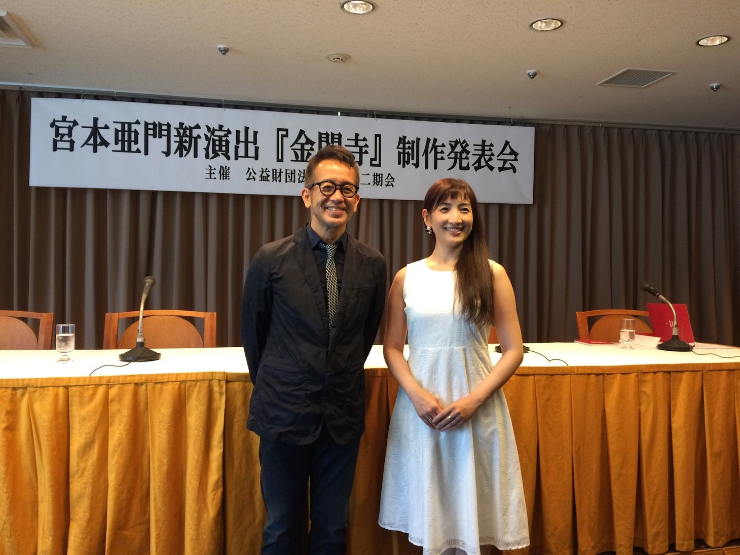 6月19日に行われた「金閣寺」制作発表会の様子。左から宮本亜門、嘉目真木子。