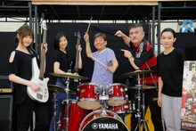 「FILL-IN～娘のバンドに親が出る～」公開稽古より。左から松村沙友理（乃木坂46）、相楽樹、内場勝則、後藤ひろひと、千菅春香。