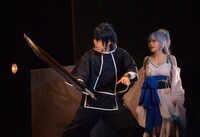 舞台「BRAVE10」ゲネプロより、左から中村優一演じる霧隠才蔵、礒部花凜演じる伊佐那海。