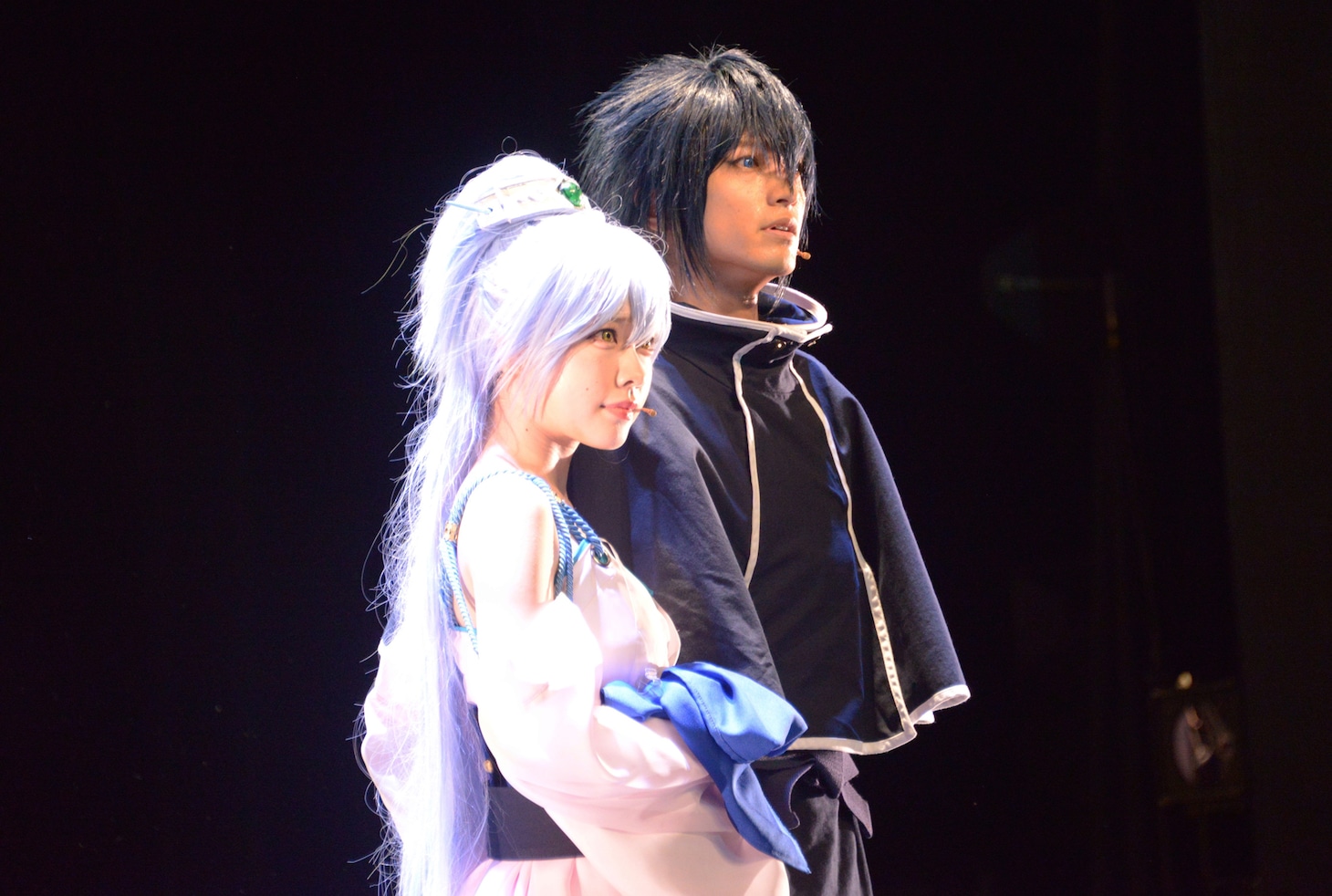 舞台「BRAVE10」ゲネプロより、左から礒部花凜演じる伊佐那海、中村優一演じる霧隠才蔵。