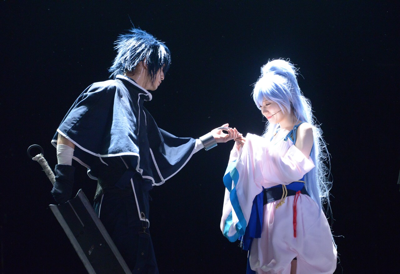 舞台「BRAVE10」ゲネプロより、左から中村優一演じる霧隠才蔵、礒部花凜演じる伊佐那海。