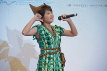 「アイム・フライング」を歌唱するピーターパン役の吉柳咲良。