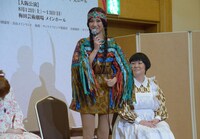 スカート丈が短いと恥ずかしがる宮澤佐江。
