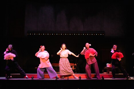 文学座「中橋公館」より。（撮影：宮川舞子）