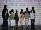 範宙遊泳のインド共同制作「午前2時~」開幕、霧に包まれた都市で3言語が飛び交う