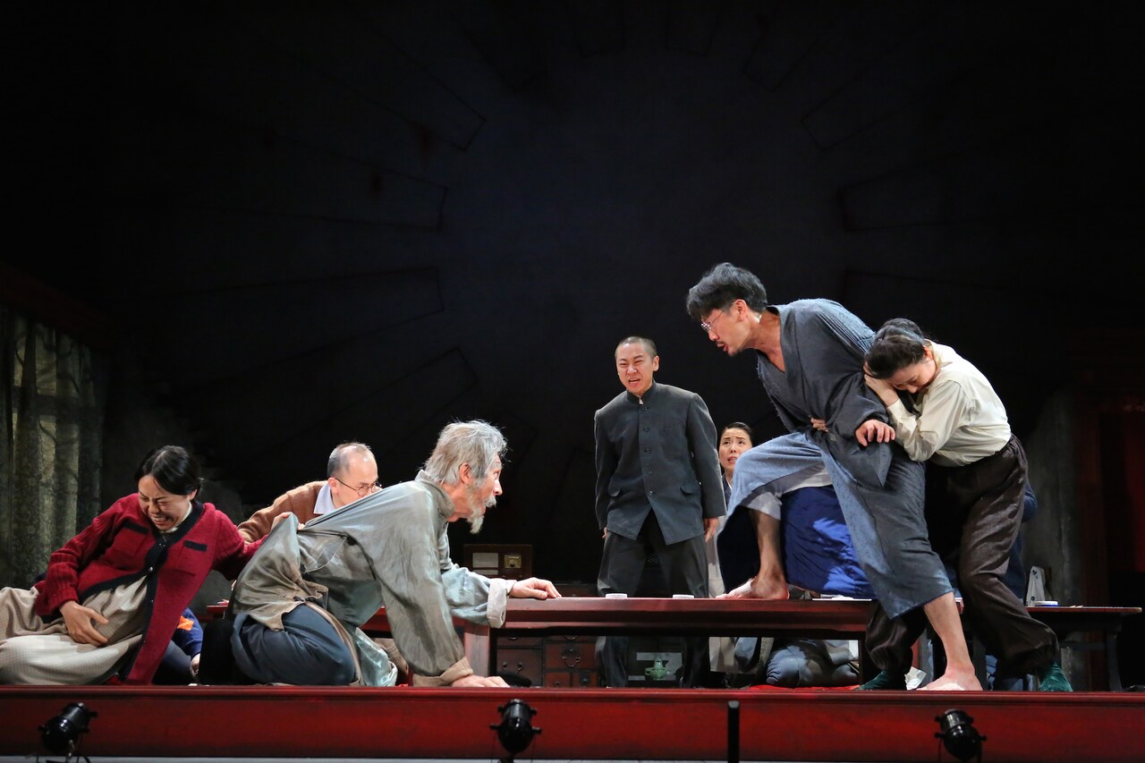 文学座「中橋公館」本日開幕、上村聡史「80周年記念公演にふさわしい出来栄え」