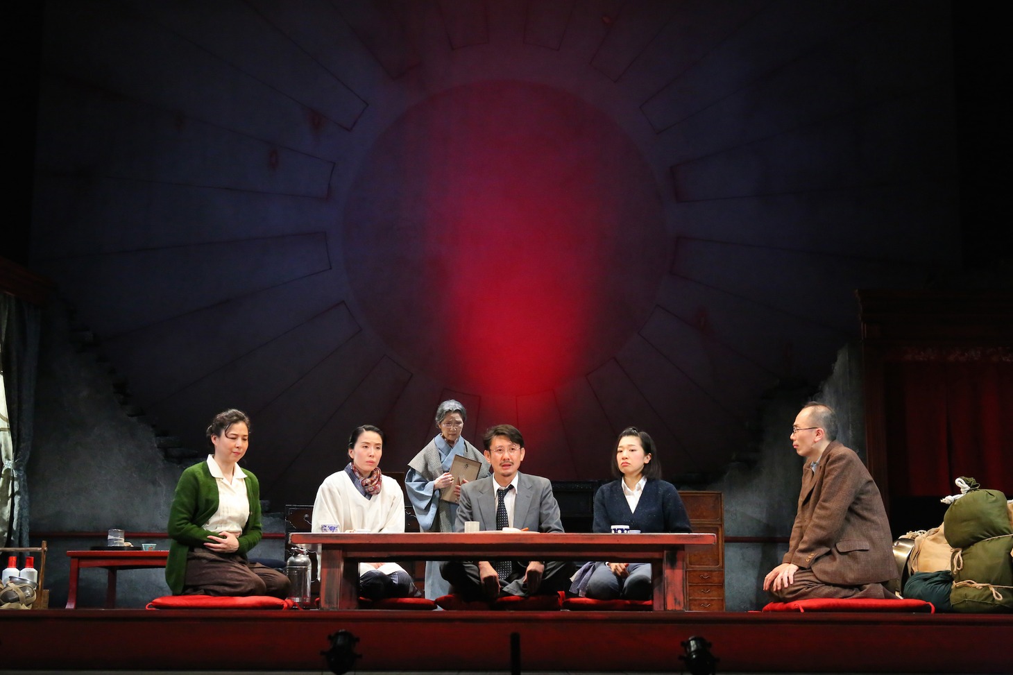 文学座「中橋公館」より。（撮影：宮川舞子）