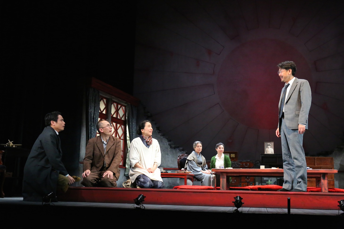 文学座「中橋公館」より。（撮影：宮川舞子）