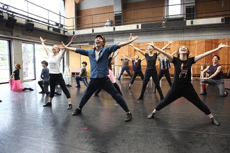 劇団四季 ミュージカル「アンデルセン」の稽古場取材会の様子。