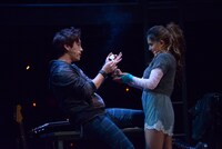 「RENT」ゲネプロより。左からユナク演じるロジャー、ジェニファー演じるミミ。