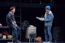 「RENT」ゲネプロより。左からユナク演じるロジャー、村井良大演じるマーク。