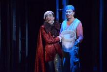 「RENT」ゲネプロより。左から平間壮一 演じるエンジェル、光永泰一朗演じるコリンズ。