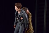 「RENT」ゲネプロより。左からユナク演じるロジャー、ジェニファー演じるミミ。