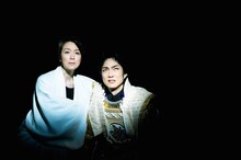 「子午線の祀り」より。左から若村麻由美、野村萬斎。（撮影：細野晋司）