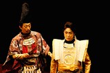 「子午線の祀り」より。左から河原崎國太郎、野村萬斎。（撮影：細野晋司）