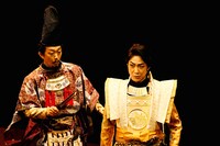 「子午線の祀り」より。左から河原崎國太郎、野村萬斎。（撮影：細野晋司）