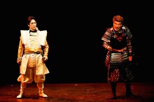 「子午線の祀り」より。左から野村萬斎、村田雄浩。（撮影：細野晋司）